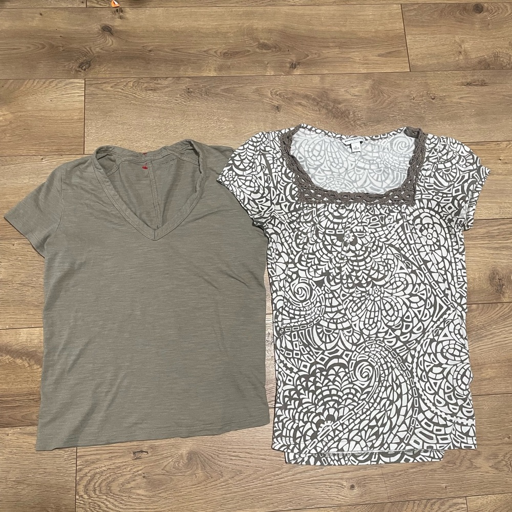Banana Republic Green and White Short Sleeve Tees